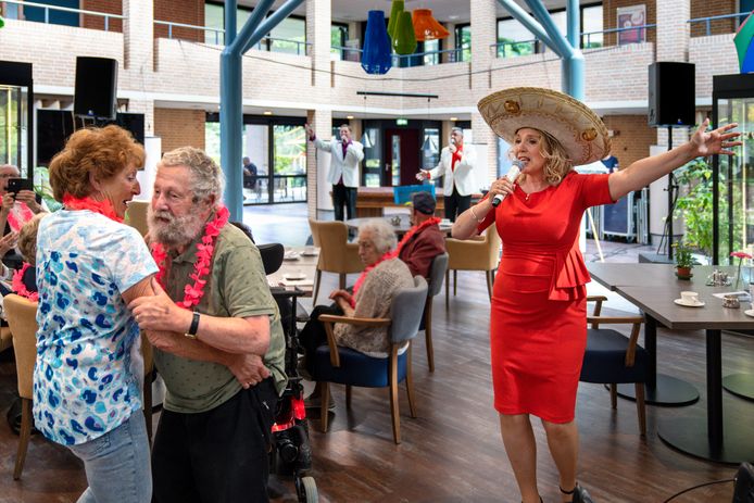 In plaats van een kermismatinee op het terras van café de Paternoster kwam uitbater Bert Henkelman met zijn zangtrio naar zorgcentrum De Taling. Vrijwilligster Mieke Daniels danst met bewoner Jan Wijnhoven, terwijl Wilma van Dartel ‘Mexico’ ten gehore brengt.