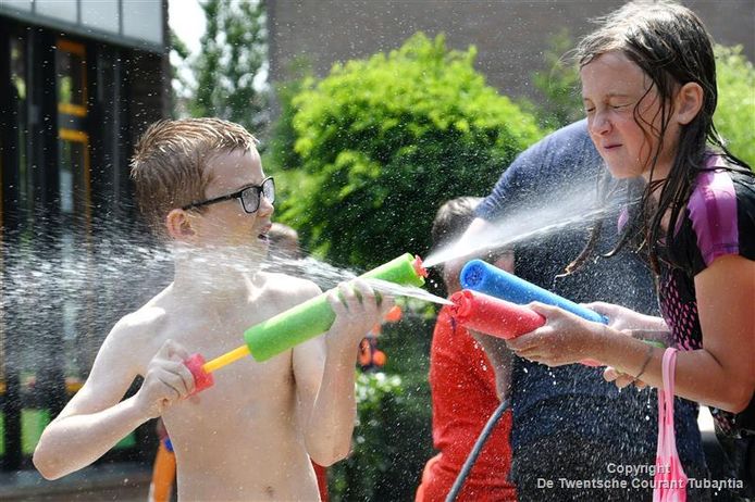 Lekker knoeien met water, dat helpt wel tegen de warmte!