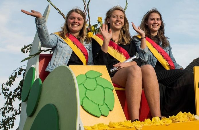Hopkoningin Laura Sambaer met haar eredames tijdens de Hoppestoet 2017.