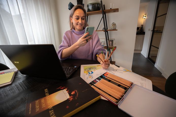 Martine Jacobs geeft les aan een groepje met analfabete vluchtelingen. ,,Er zitten 12-jarigen in, maar ook oudere jongens. Die laatsten zijn vaak nog nooit naar school geweest. En zijn net zo enthousiast als ze de Nederlands namen van kleuren hebben geleerd. Dat sta ik dan voor de webcam uit te leggen met verschillende potloden.”