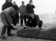 Een klassieker in Nederland blijft de grap van beeldend kunstenaar Edo van Tetterode, die op 1 april 1962 een beeld liet aanspoelen op het strand van Zandvoort, zogenaamd afkomstig van Paaseiland.