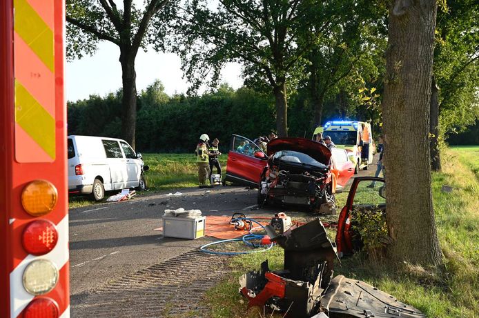 Veel schade na het ongeluk in Vriezenveen