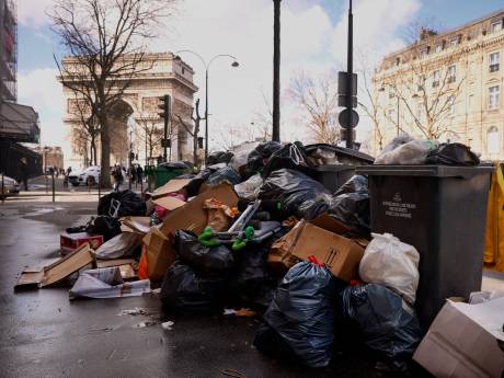Les ordures s’accumulent à Paris, la réaction des éboueurs: “Quand on n’est plus là, la ville s’effondre”