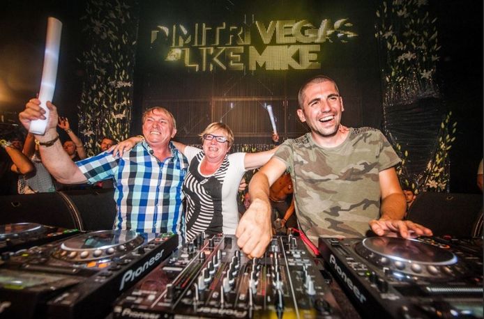 Foto del 2013 a Tomorrowland: Karl e Liliana dietro lo stand del DJ per il nipote di Dimitri Vegas.