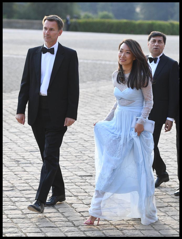De Britse minister van Buitenlandse Zaken Jeremy Hunt samen met zijn vrouw Lucia Guo.