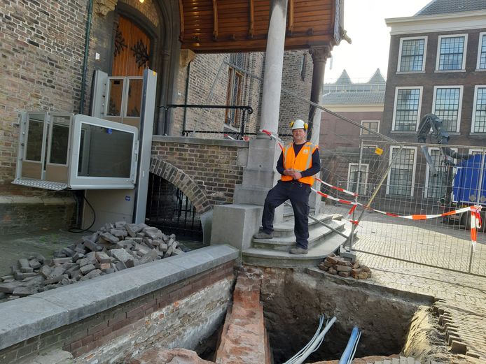 Archeoloog Andjelko Pavlovic bij het fundament van een imposante trap naar de oude Ridderzaal, weliswaar niet uit de 15de eeuw zoals gedacht, maar rond 1861.