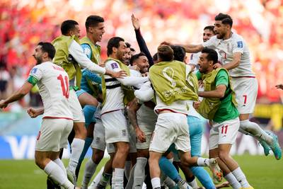 Iran bevrijdt zich na twee late goals tegen Wales nadat bondscoach Queiroz ervoor nog in de clinch ging met kritische journaliste
