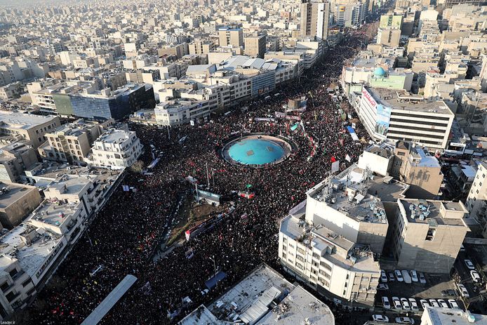 Tienduizenden Iraniërs wonen de begrafenisceremonie vandaag bij.