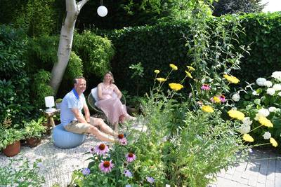 Koen en Ellen genieten van hun 'royale stadstuin' in Ulvenhout: 'We doen elke dag wel iets aan de tu