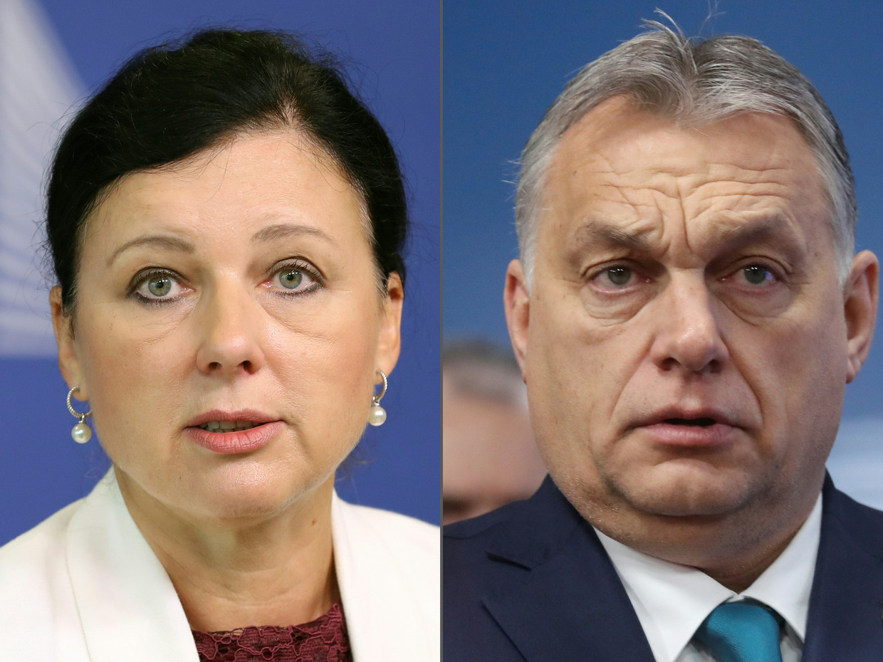 De Hongaarse premier Orbán (rechts) eist het aftreden van Eurocommissaris Jourová (links). De beschuldigde Orbán ervan een ‘zieke democratie’ op te bouwen.  Beeld AFP