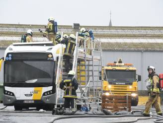 Oververhitte batterij op hybridebus vat vuur bij VDL: medewerker rijdt voertuig snel naar buiten