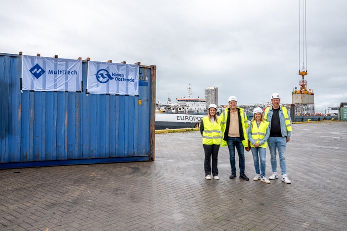 Charlotte Verkeyn (Voorzitter Haven Oostende), Nick Vandeput (VTI Oostende), Annemie Tyvaert (VTI Oostende) en Wouter Vanclooster (vzw Oranjehuis) aan een zeecontainer.