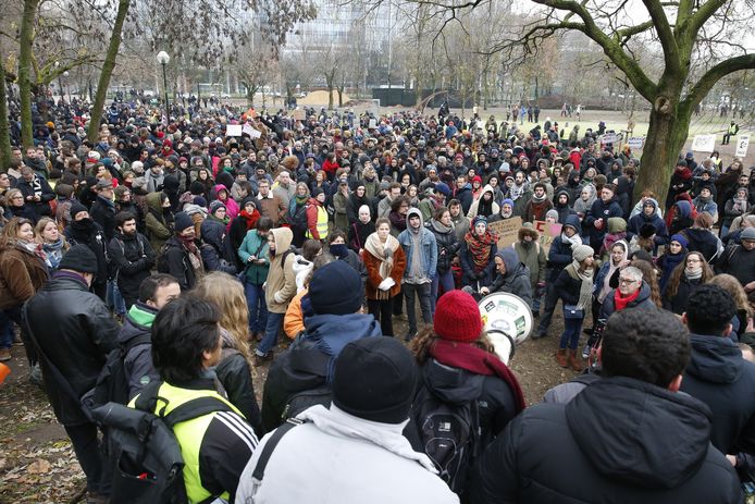 In het Maximiliaanpark vlakbij Brussel-Noord kwamen de tegenbetogers samen.