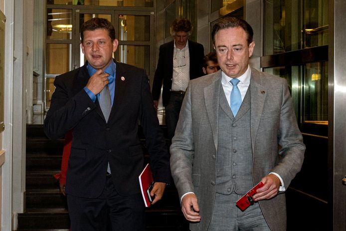 John Crombez mag van zijn partij sp.a praten met De Wever over een regeringsvorming.
