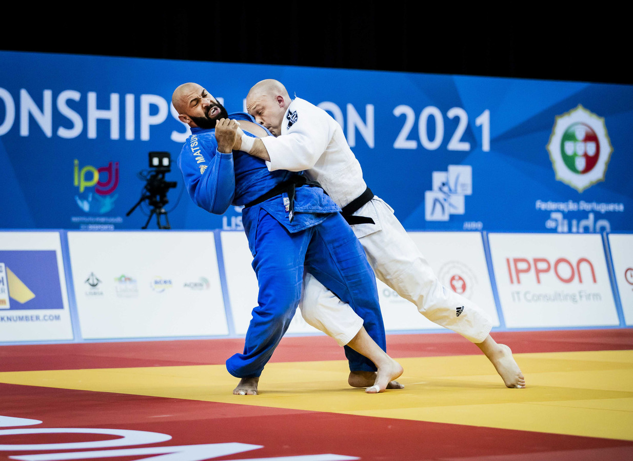 Roy Meyer (blauw) en Henk Grol (wit) op de mat bij het EK judo in Portugal.