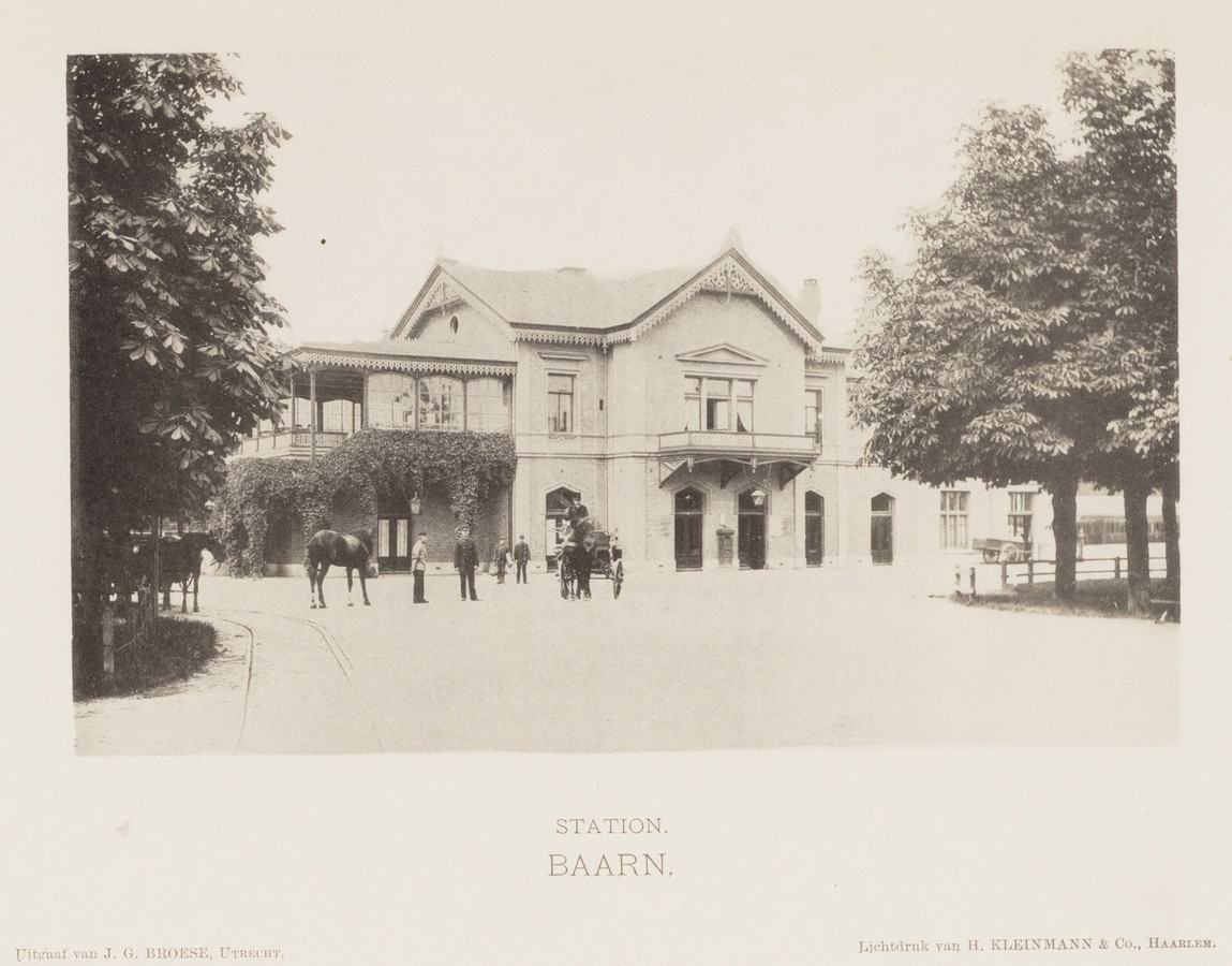 Het station van Baarn, dat werd geopend op 10 juni 1874, zorgde voor de aansluiting op Utrecht, Hilversum en
Amersfoort. Het station is een rijksmonument en heeft een koninklijke wachtkamer.