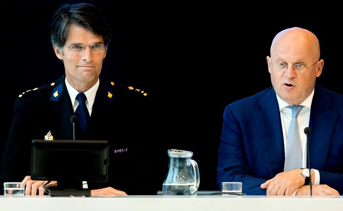 Korpschef Erik Akerboom (links) en minister Ferd Grapperhaus van Justitie en Veiligheid.