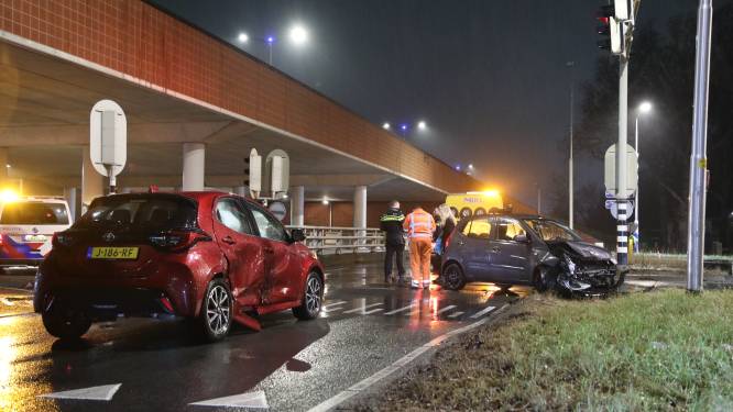 Auto’s op de zijkant of zelfs op de kop, wat is er mis met dit kruispunt?