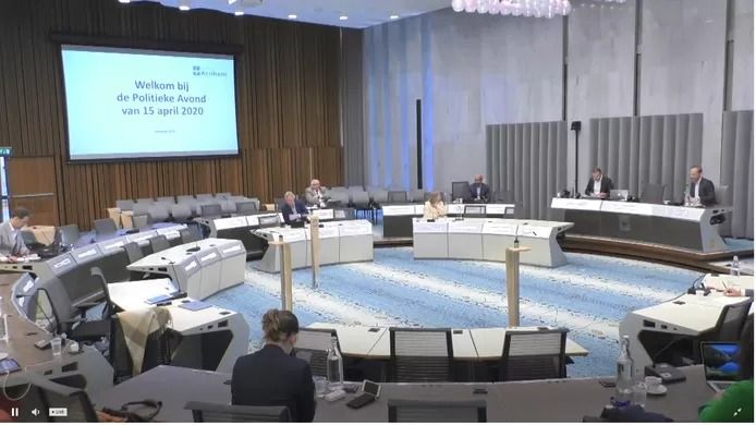De gemeenteraad van Arnhem afgelopen woensdag in vergadering over de coronacrisis, met maar één vertegenwoordiger per partij en zonder publiek.