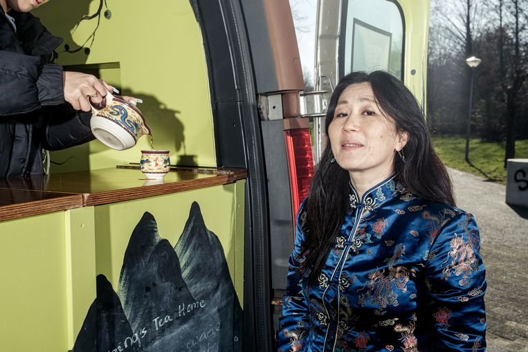 Hsiao bij haar door Munir de Vries beschilderde theebusje. Beeld Jakob van Vliet