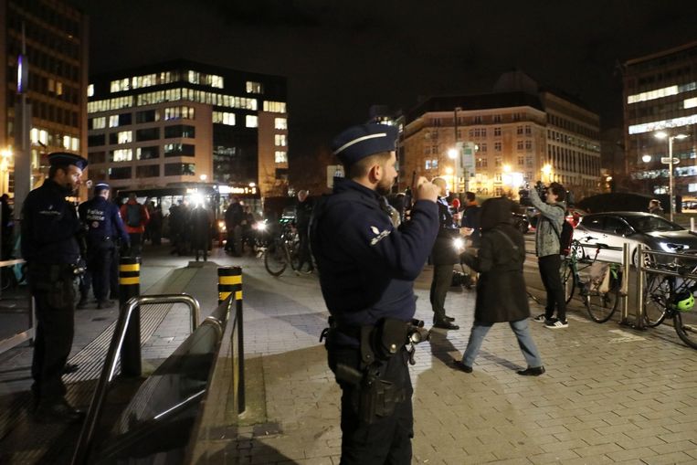 Politie is in grote aantallen aanwezig bij metrostation Schuman in Brussel. 30 januari 2023. Beeld BELGA
