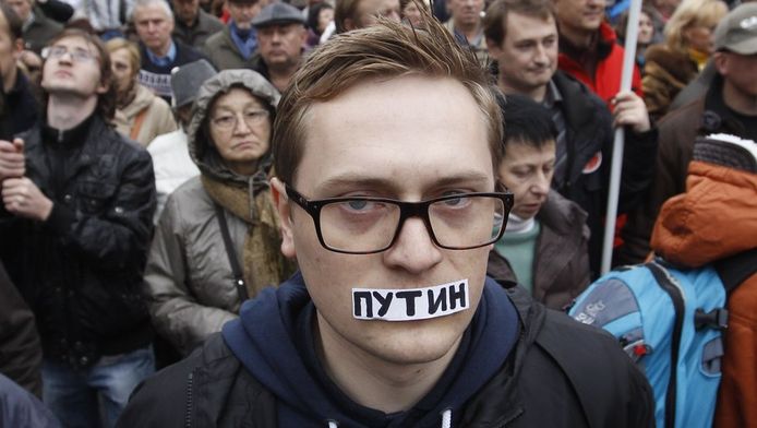Manifestation à Moscou pour dénoncer les prisonniers politiques. "Poutine" peut-on lire sur la bouche fermée de ce manifestant.