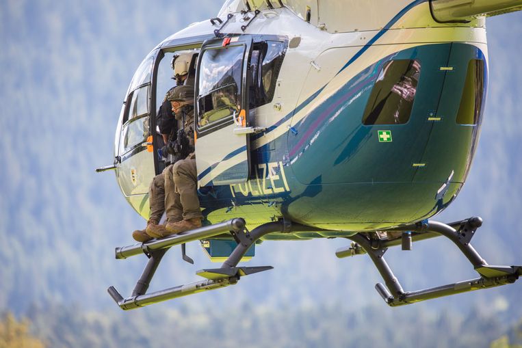 Ook helikopters uitgerust met warmtecamera’s worden ingezet. Beeld Philipp von Ditfurth/dpa