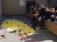 Sonja Mazereel in actie tijdens het maken van een straatschilderij in VBS De Ladder in Reninge.