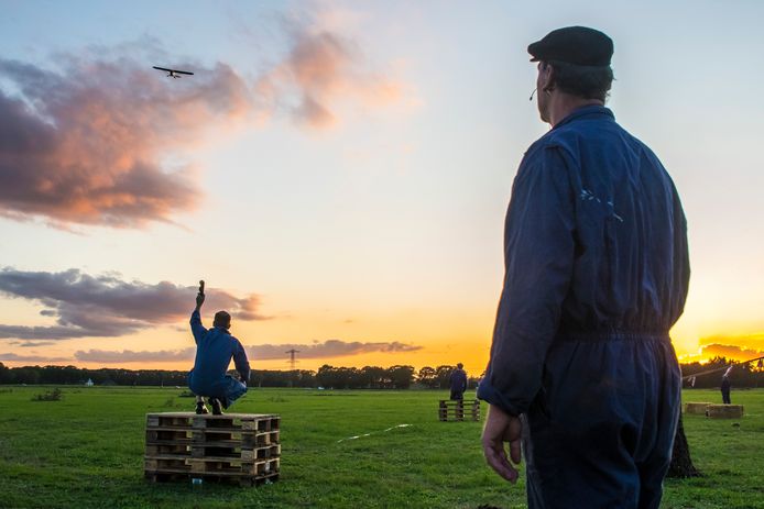 Heel Hoge Hexel en Daarle liepen in september 2019 uit om op de Hexelsche Flier de openluchtvoorstelling over de wapendropping uit 1944 mee te maken. Ook tijdens de komende lichtroute wordt deze oorlogsactie aan de Loomsweg nagespeeld.