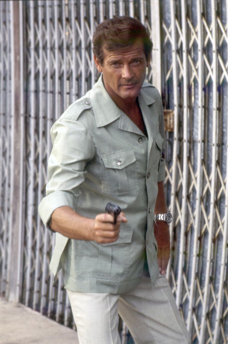 Acteur Roger Moore op de set van ‘The Man with The Golden Gun’ (1974). Beeld Corbis via Getty Images