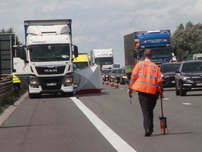 Trucker sterft nadat hij wordt aangereden op pechstrook van E403 richting Kortrijk