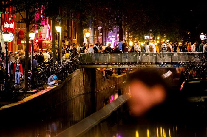 Drukte op de Wallen.