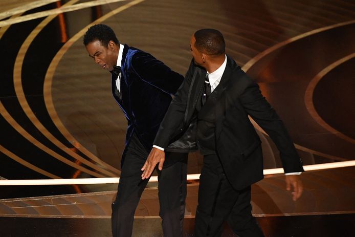 Will Smith geeft Chris Rock een klap.