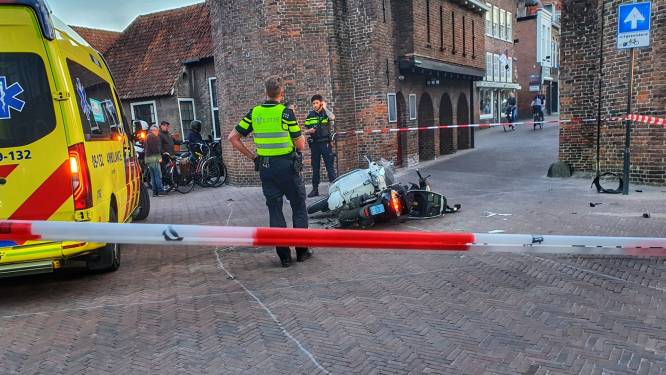 Scooters botsen frontaal op elkaar bij Kamperbinnenpoort in Amersfoort: twee gewonden
