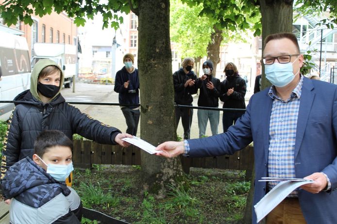 Directeur eerste graad Jurgen Moons beloonde de winnaars van de poëziewedstrijd met een boekenbon: Renzo Suys