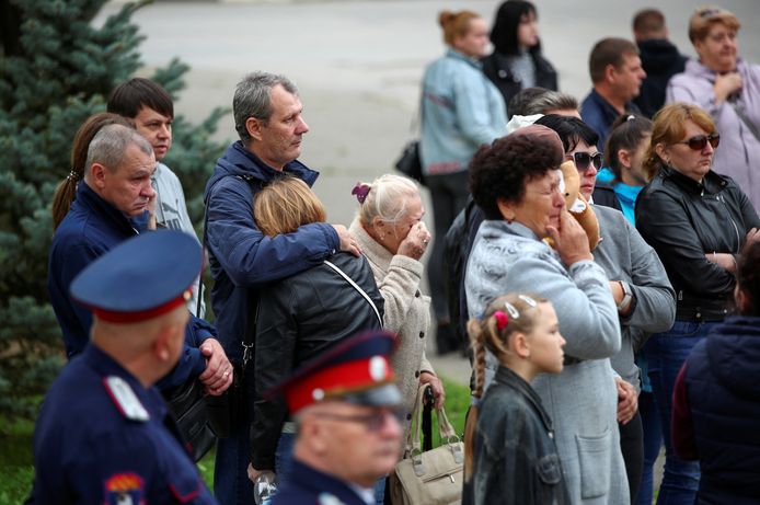 Familieleden van Russische reservisten reageren aan een verzamelpunt voor rekruten in Volzhsky.