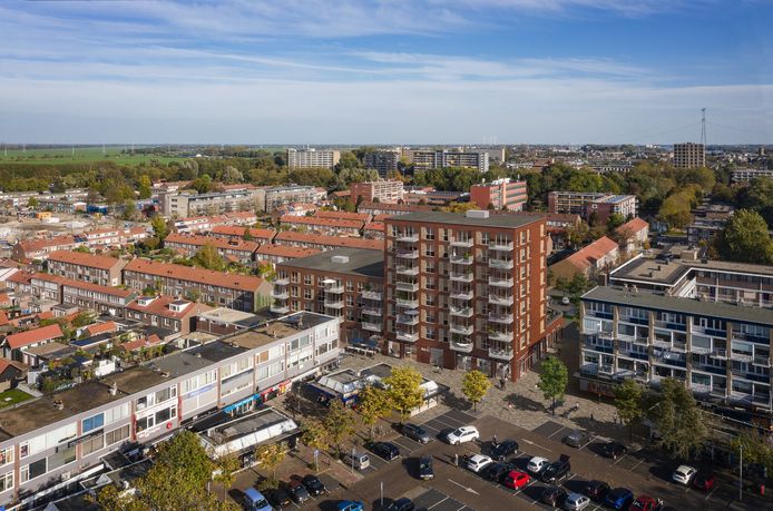 Impressie van het Burgemeester Winklerplein, zoals het er straks misschien uitziet. Rechts de bestaande Albert Heijn, links onder de nieuwe flat zou de Aldi zich moeten vestigen.