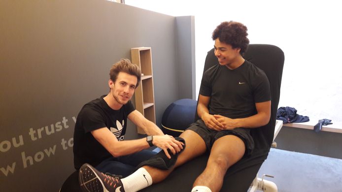 Gianni Vandepitte (rechts) tijdens een behandeling door fysiotherapeut Thijs Hertsens in Antwerpen.