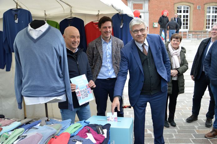 Gedeputeerde voor economie Jean de Bethune (rechts) en de burgermeester van Torhout Kristof Audenaert (midden).