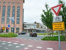 Buurt klaar met gevaarlijke capriolen op Enschedees verkeersplein: ‘Kunt erop wachten tot iemand van de fiets wordt gereden’