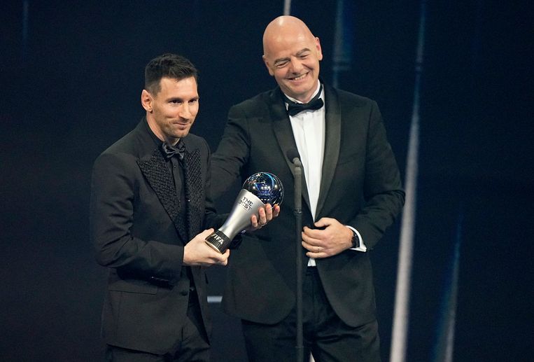 Lionel Messi ontvangt de prijs voor Speler van het Jaar van FIFAbaas Gianni Infantino. Beeld AP