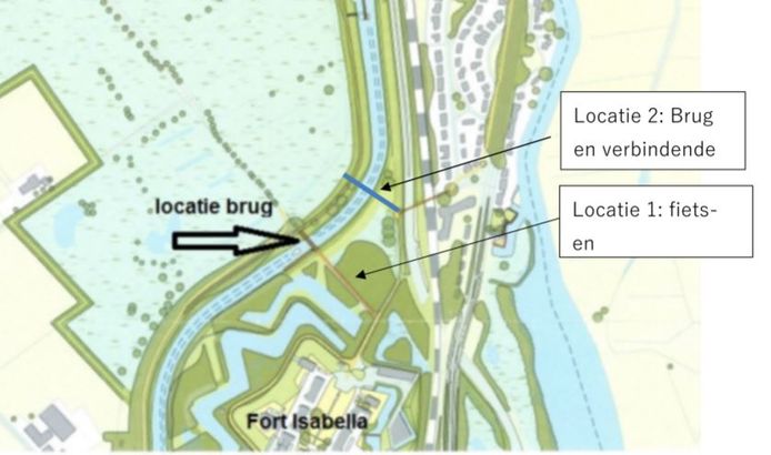 De nieuwe fiets- en voetgangersbrug (blauwe streepje) komt te liggen in het verlengde van de brug over de Randweg.