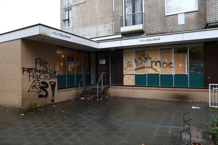 Op de muren is onder meer te lezen: ‘Free Chivi’, ‘Free Palesh nu!’, en ‘Free Huncho.’