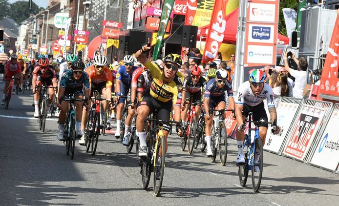 Dylan Groenewegen wint de vierde etappe van de Ronde van Wallonië.