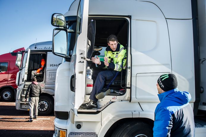 Medwerkers van de inspectie leefomgeving en transport controleren of  chauffeurs langer dan 45 uur in hun vrachtwagens slapen