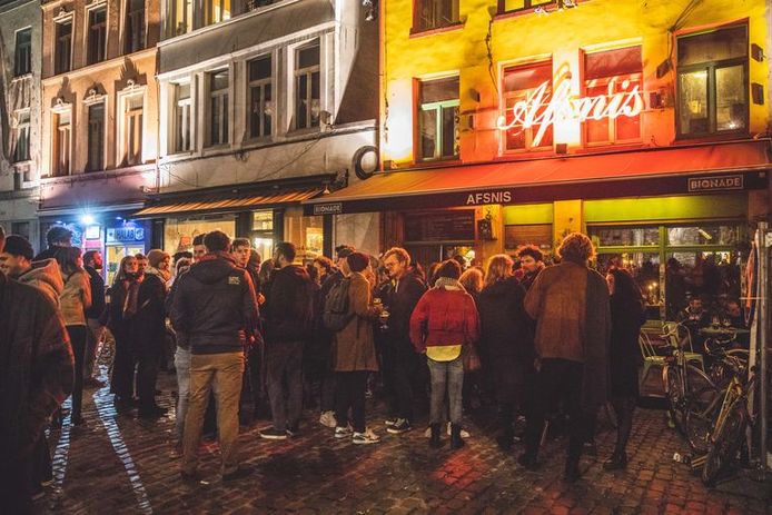 Na middernacht werd in Gent gewoon verder gefeest op straat.
