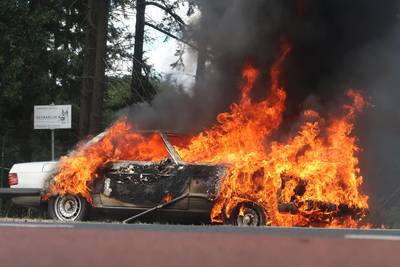Oude Mercedes vat vlam en brandt volledig uit in Molenschot