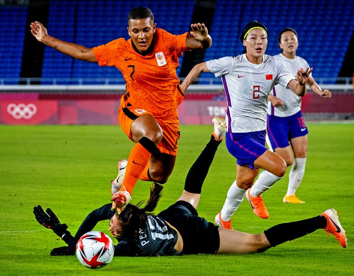 Shanice van der Zanden omspeelt keepster Shimen Peng en maakt de 1-0.