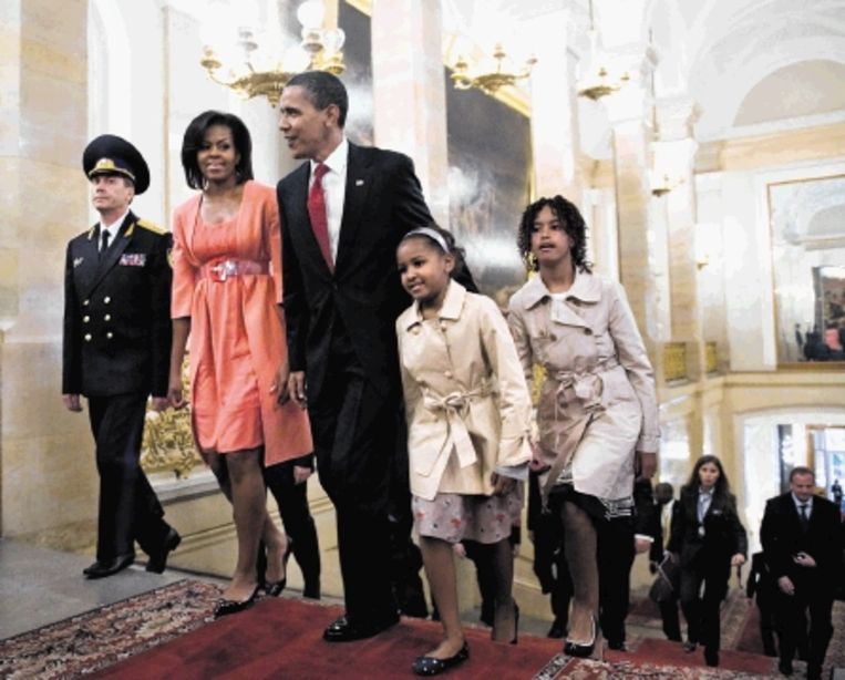 Michelle en Barack Obama en hun dochters Sasha en Malia op bezoek in het Kremlin. (FOTO AFP ) Beeld 