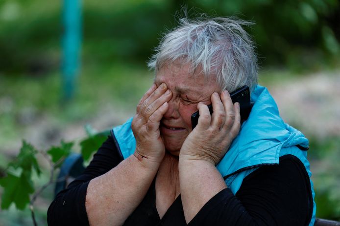 Een vrouw vertelt aan de telefoon over de dood van een familielid zondag in de regio van Charkiv.